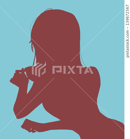 一個神情倦怠的女人,一個茶杯,一個剪影。 一個神情倦怠的女人,一個茶杯,一個剪影。 139672567
