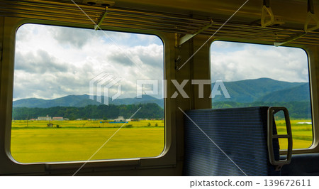 從宮城縣陸空東線列車車窗望出去,可以看到稻田裡垂著低垂的麥穗。 從宮城縣陸空東線列車車窗望出去,可以看到稻田裡垂著低垂的麥穗。 139672611