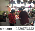 一位家長和孩子一起做甜點 139673882