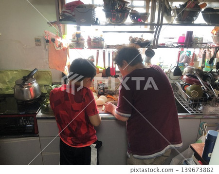 一位家長和孩子一起做甜點 一位家長和孩子一起做甜點 139673882