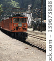 電力機車行駛在山區 139673888