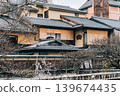 Traditional wooden houses line the peaceful Shirakawa canal with cherry blossom in Shinbashi dori, Kyoto 139674435