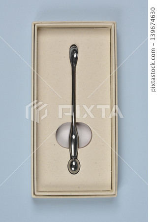 Metal cosmetic spatula in a cardboard box package Metal cosmetic spatula in a cardboard box package 139674630