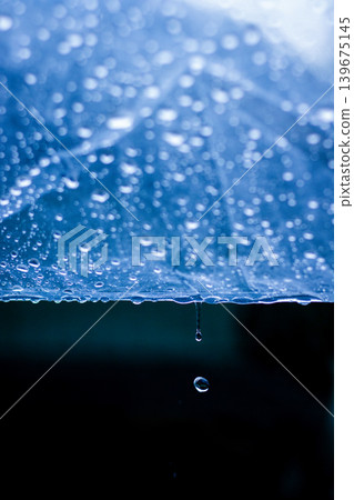 下雨天，雨滴從雨傘上滴落。 139675145