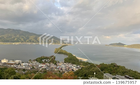 雨後陰雲密布,海灘上的沙洲景色盡收眼底。 雨後陰雲密布,海灘上的沙洲景色盡收眼底。 139675957