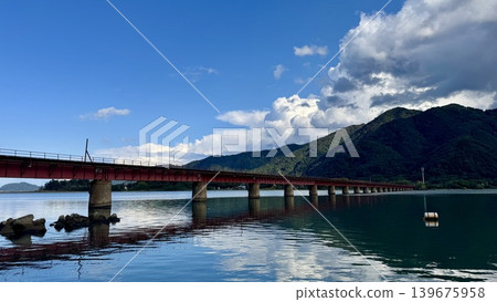 鐵路橋橫跨河流和山脈,視野開闊。 鐵路橋橫跨河流和山脈,視野開闊。 139675958