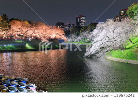 Cherry blossoms at night and the boat dock at Chidorigafuchi 139676241