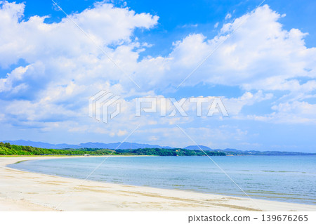 鹿兒島縣阿久根市脅本海灘美麗的大海,以及五月的藍天白雲,讓人想起初夏。 鹿兒島縣阿久根市脅本海灘美麗的大海,以及五月的藍天白雲,讓人想起初夏。 139676265