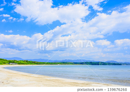 鹿兒島縣阿久根市脅本海灘美麗的大海,以及五月的藍天白雲,讓人想起初夏。 鹿兒島縣阿久根市脅本海灘美麗的大海,以及五月的藍天白雲,讓人想起初夏。 139676268