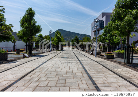 露天城市步道和綠樹成蔭的街道，晴空下的城市景觀 139676957