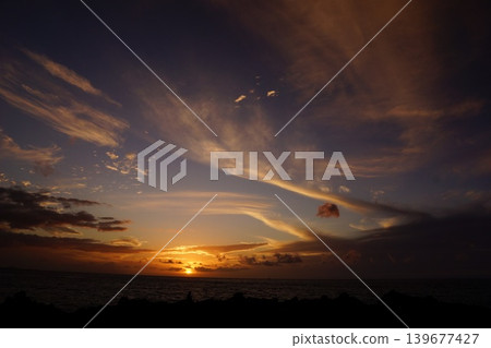夏威夷島的海洋和日落天空的漸變 夏威夷島的海洋和日落天空的漸變 139677427