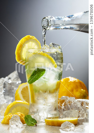 Carbonated refreshing drink with fresh lemon, ice and mint. Carbonated refreshing drink with fresh lemon, ice and mint. 139678006