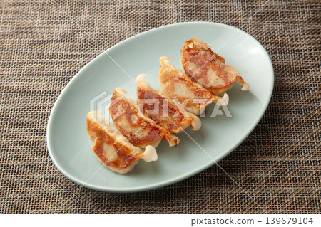 Pan-fried gyoza Pan-fried gyoza 139679104