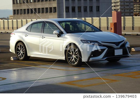 白色汽車與城市景觀 白色汽車與城市景觀 139679403