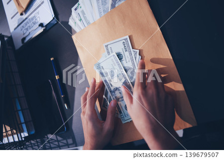 Lawyer explained to the client about the law that must be brought against the court case. 139679507