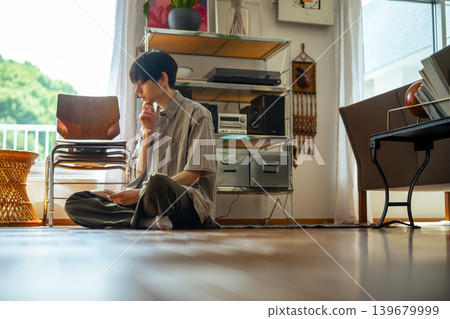 一名男子手托下巴，似乎陷入了沉思。 139679999