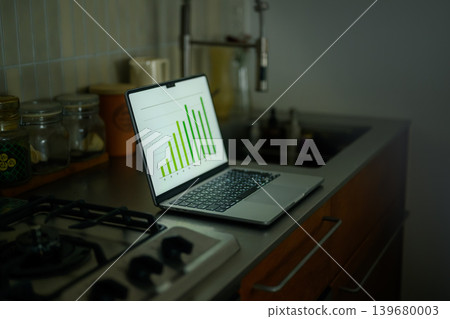 廚房裡用來查看圖表的筆記型電腦 廚房裡用來查看圖表的筆記型電腦 139680003