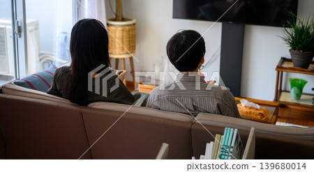 一對男女背影在沙發上看電視。 139680014