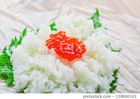 用大紫蘇葉製作鮭魚籽飯糰 用大紫蘇葉製作鮭魚籽飯糰 139680101