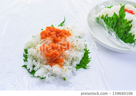 用大紫蘇葉製作明太子飯糰 用大紫蘇葉製作明太子飯糰 139680106