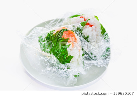 用大紫蘇葉包裹的飯糰,內餡是明太子(辣鱈魚子)和筋子(鮭魚子)。 用大紫蘇葉包裹的飯糰,內餡是明太子(辣鱈魚子)和筋子(鮭魚子)。 139680107