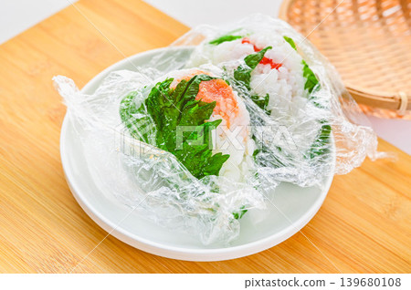 用大紫蘇葉包裹的飯糰,內餡是明太子(辣鱈魚子)和筋子(鮭魚子)。 用大紫蘇葉包裹的飯糰,內餡是明太子(辣鱈魚子)和筋子(鮭魚子)。 139680108