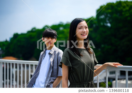 陽台上並肩站立的一對年輕男女的肖像 139680118