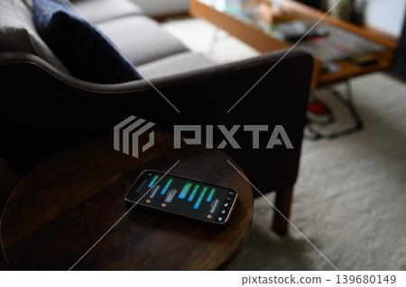 在放在邊桌上的智慧型手機上聊天 139680149