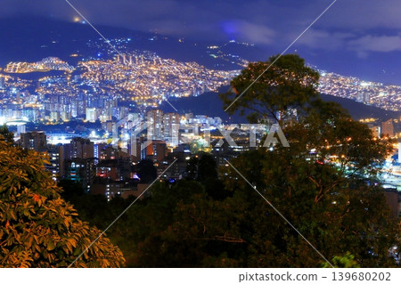 哥倫比亞麥德林夜景全景,城市燈光映襯著安地斯山脈。 哥倫比亞麥德林夜景全景,城市燈光映襯著安地斯山脈。 139680202
