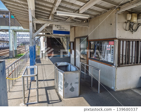 The ticket gate and stairs leading to the overpass, as seen from the platform of Mabashi Station on the Ryutetsu Nagareyama Line. 139680337