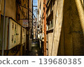 A narrow alley in a bar district that retains the atmosphere of the Showa era. 139680385