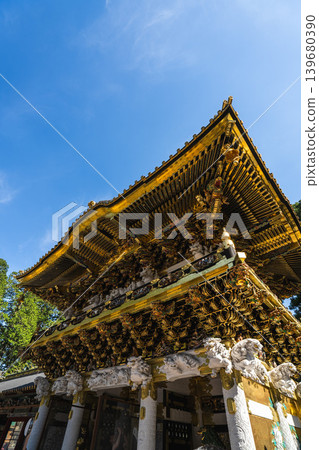 作為國寶的日光東照宮陽明門在五月晴朗的天空下閃閃發光。 139680390