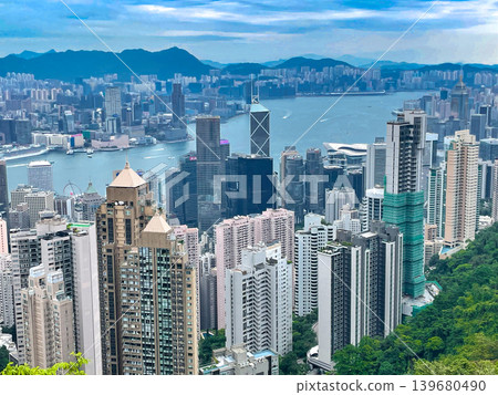 A spectacular view from Victoria Peak in Hong Kong 139680490