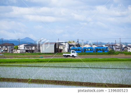 福鐵福部線穿過已經開始插秧的鄉村地區。 福鐵福部線穿過已經開始插秧的鄉村地區。 139680523