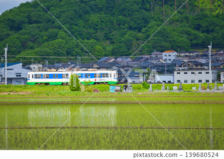 福鐵福部線穿過已經開始插秧的鄉村地區。 福鐵福部線穿過已經開始插秧的鄉村地區。 139680524