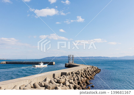 A fishing boat heading out to sea from Eigashima Port (Akashi City, Hyogo Prefecture) A fishing boat heading out to sea from Eigashima Port (Akashi City, Hyogo Prefecture) 139681167