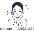 一位女士正在進行護膚，一隻手撫摸著臉頰。 139681221