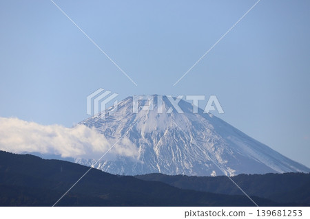 白雪皚皚的富士山和雲層 139681253