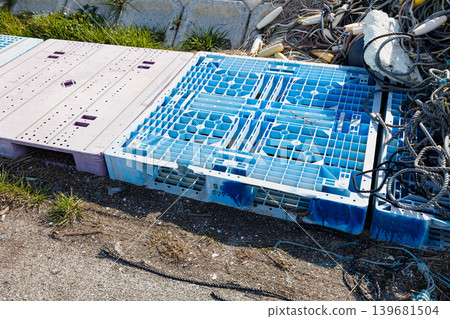 Old plastic pallet Old plastic pallet 139681504