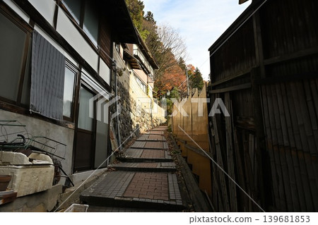 秋季澀溫泉的溫泉小鎮風光（長野縣山之內町） 139681853