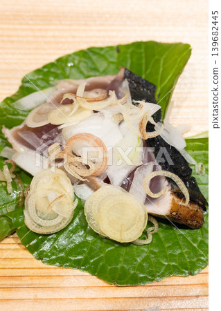 美味的當季第一條鰹魚，用稻草烤製而成。 139682445