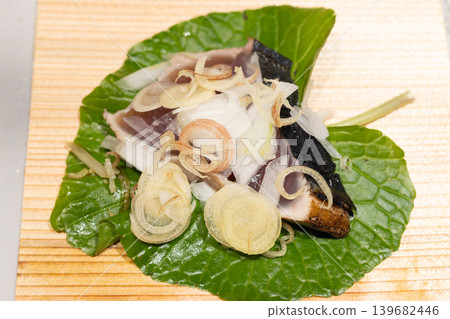 美味的當季第一條鰹魚,用稻草烤製而成。 美味的當季第一條鰹魚,用稻草烤製而成。 139682446