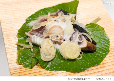 美味的當季第一條鰹魚，用稻草烤製而成。 139682447