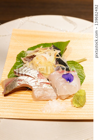 美味的刺身拼盤，包括櫻桃鯛、條紋傑克魚和稻草烤鰹魚。 139682492