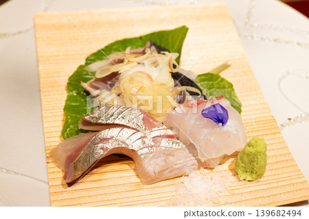 美味的刺身拼盤,包括櫻桃鯛、條紋傑克魚和稻草烤鰹魚。 美味的刺身拼盤,包括櫻桃鯛、條紋傑克魚和稻草烤鰹魚。 139682494