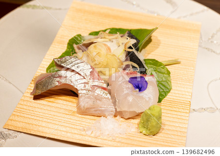 美味的刺身拼盤，包括櫻桃鯛、條紋傑克魚和稻草烤鰹魚。 139682496