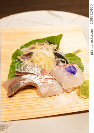 美味的刺身拼盤，包括櫻桃鯛、條紋傑克魚和稻草烤鰹魚。 139682499