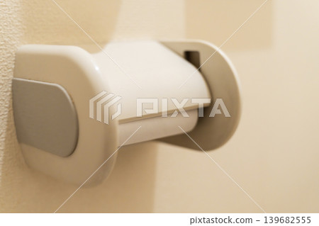 Empty toilet paper roll - Lifestyle image Empty toilet paper roll - Lifestyle image 139682555