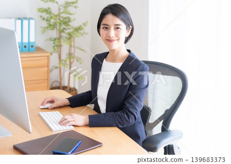 使用桌上型電腦的職業女性 139683373