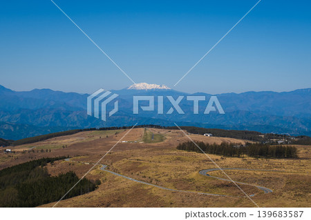 The Central Alps mountain range, with its remaining snow shining beautifully, and the refreshing blue sky of early summer, as seen from Kirigamine. The Central Alps mountain range, with its remaining snow shining beautifully, and the refreshing blue sky of early summer, as seen from Kirigamine. 139683587